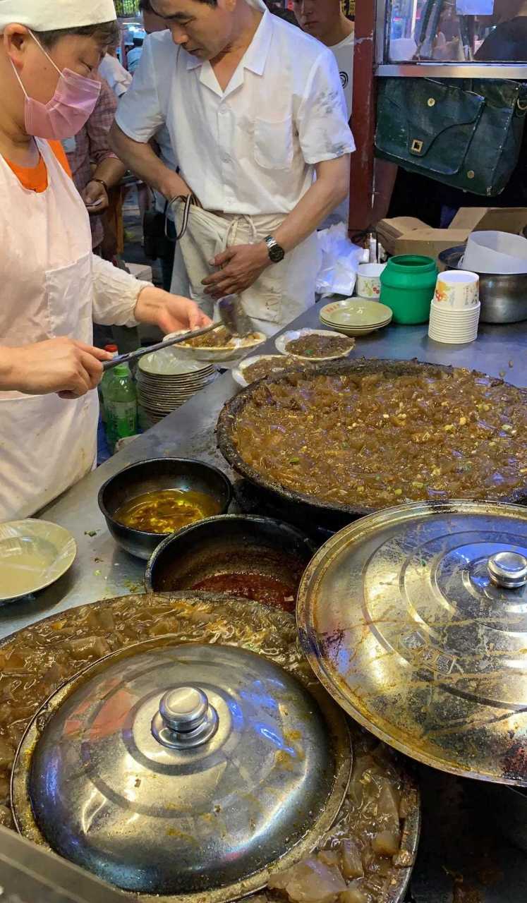 开封鼓楼夜市上的炒凉粉,非常有名的一道美食小吃,主要是红薯粉做成的