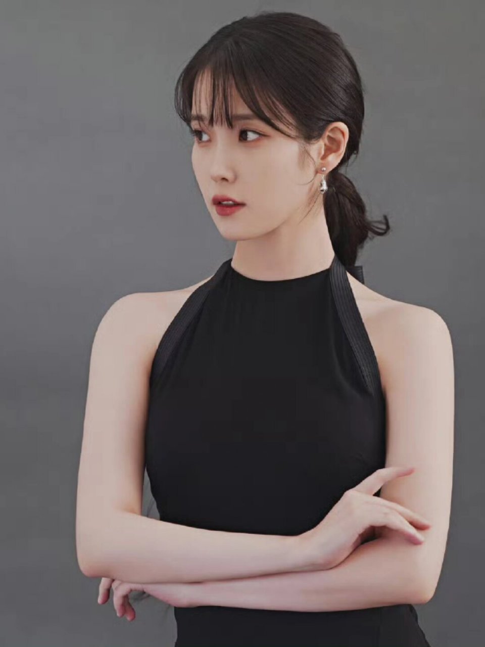 今天我来分享一位美丽的明星——李知恩!