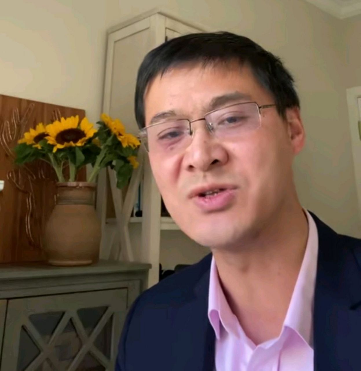 借着"法外狂人张三"的名号,罗翔成为了b站顶流的up主之一,拥有超过