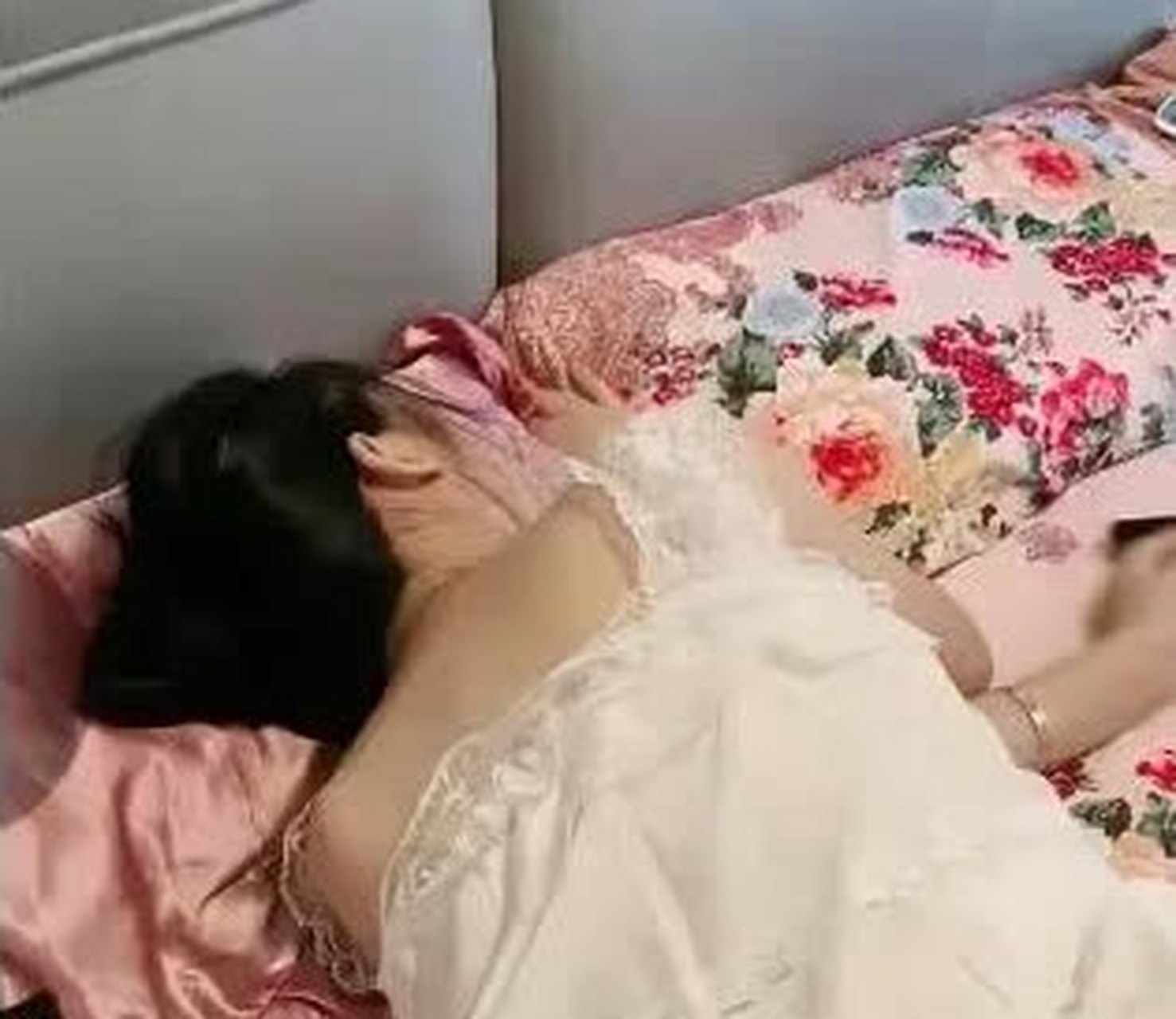 有一个爱睡懒觉的女朋友是怎样的体验[大笑][嘘]