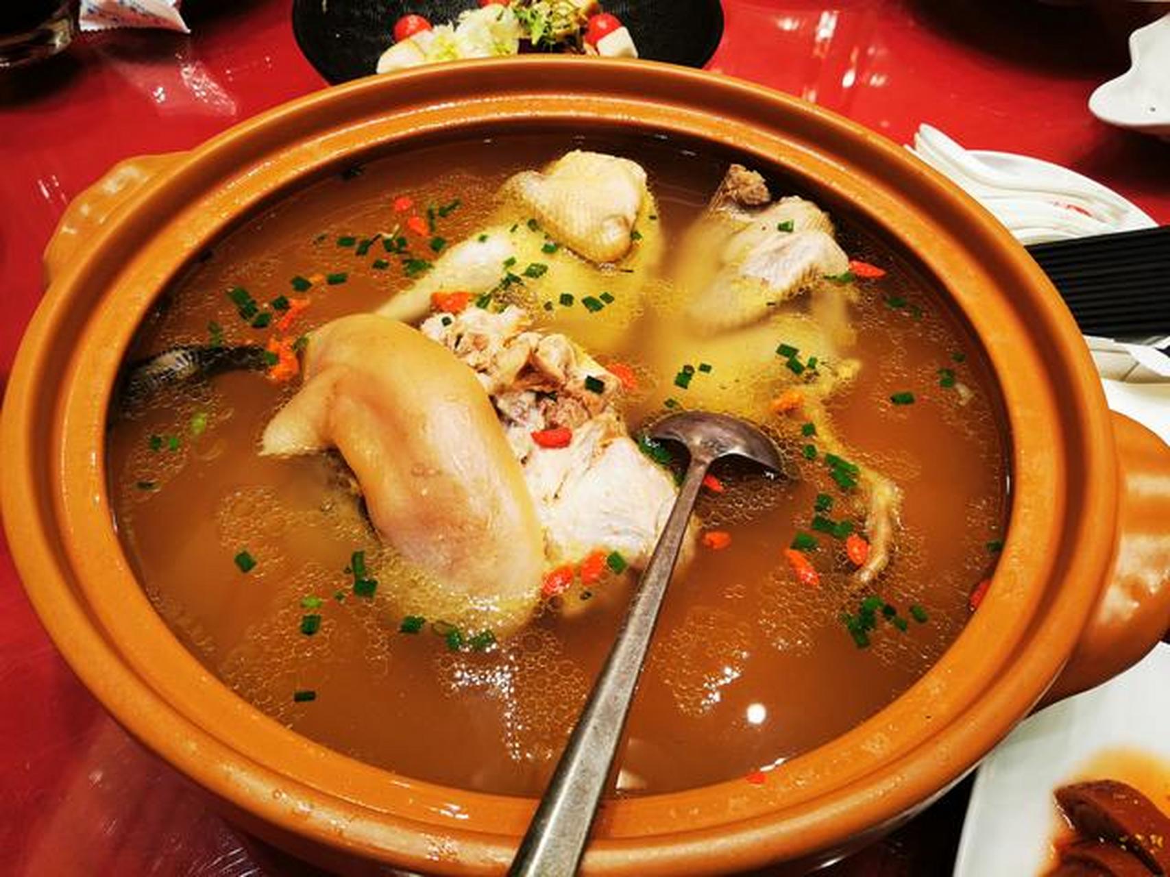 在苏帮菜里,三件子特指全鸡,全鸭,蹄髈三样东西通过小火慢炖,熬成的一