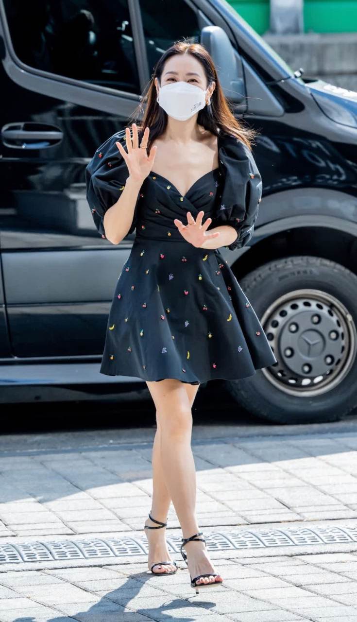 孙艺珍今日出席新剧《三十九》发布会,身穿valentino黑色点缀泡泡袖