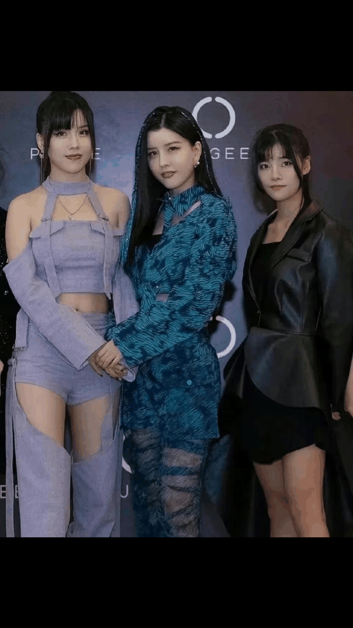 gif创作人# by2姐妹舞台照,身高和胖瘦都差不多,不仔细看还真分辨不