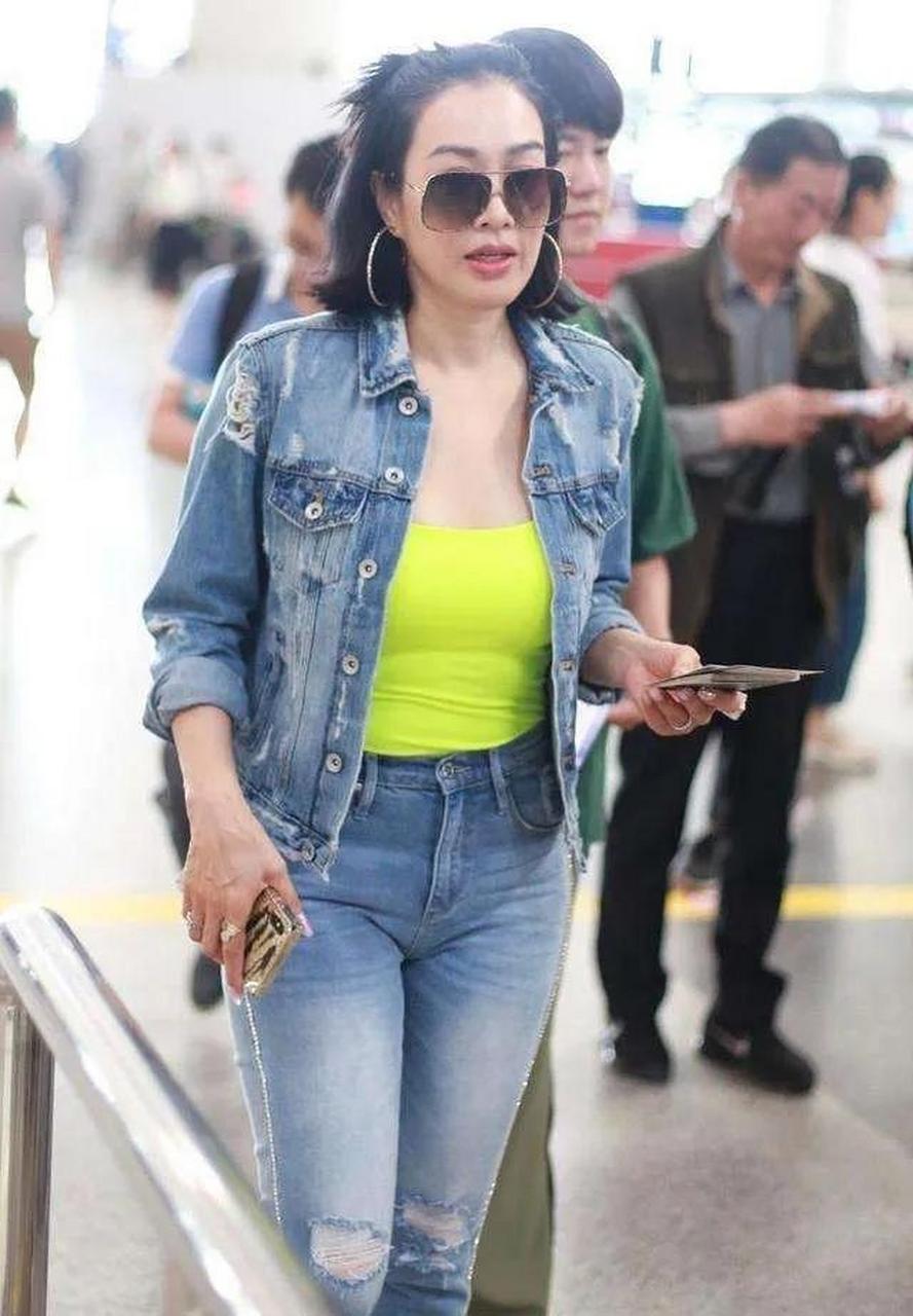 gif创作人# 钟丽缇穿一身牛仔装走机场,紧身牛仔裤包腿显瘦,特别是内