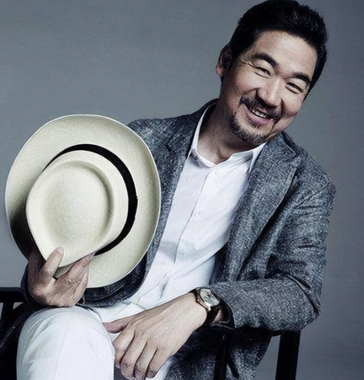 草根出身的张国立,凭借自己的努力一步一步成为国家一级演员,除此之外