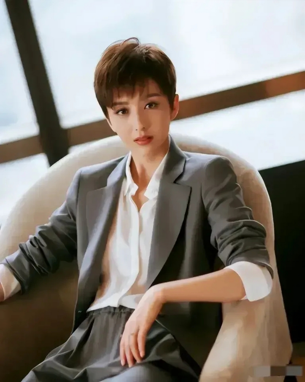 佟丽娅女扮男装真的帅呆了,佟丽娅剪掉了漂亮的长发,穿上了帅气的西装