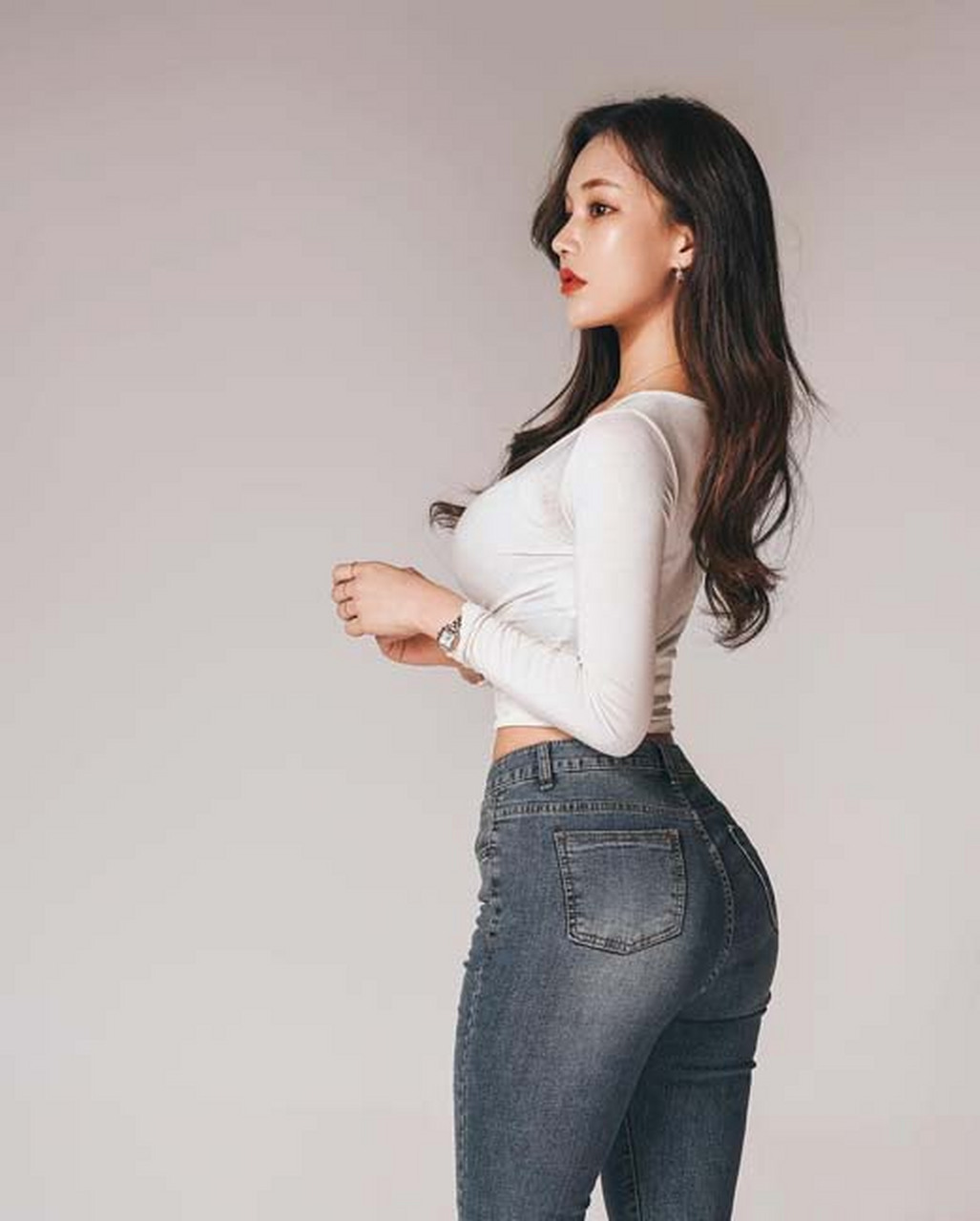 穿着修身好看的侧面女生