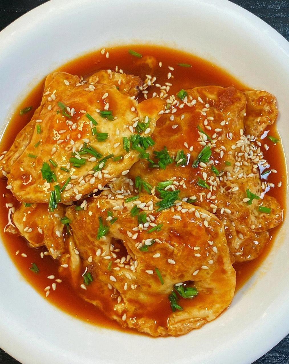 做法超简单一学就会,赶紧行动吧…… 食材:鸡蛋6个,葱花和熟白芝麻