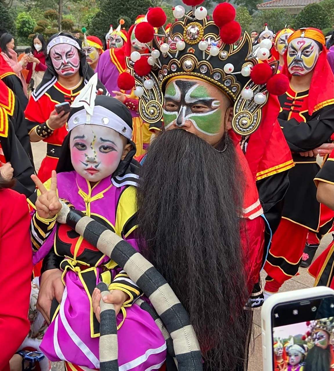 潮汕英歌舞重出江湖,5岁小时迁火出圈,直接把我给萌化了.[吃鲸]