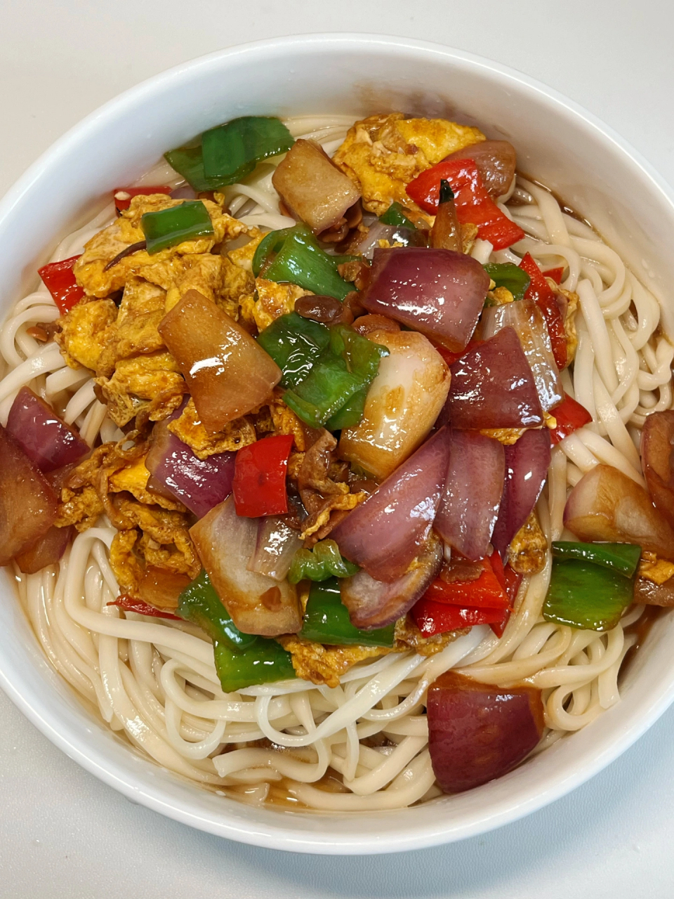 食材:洋葱,青红椒,鸡蛋,面 做法: 16615料汁:一勺生抽,半勺老抽