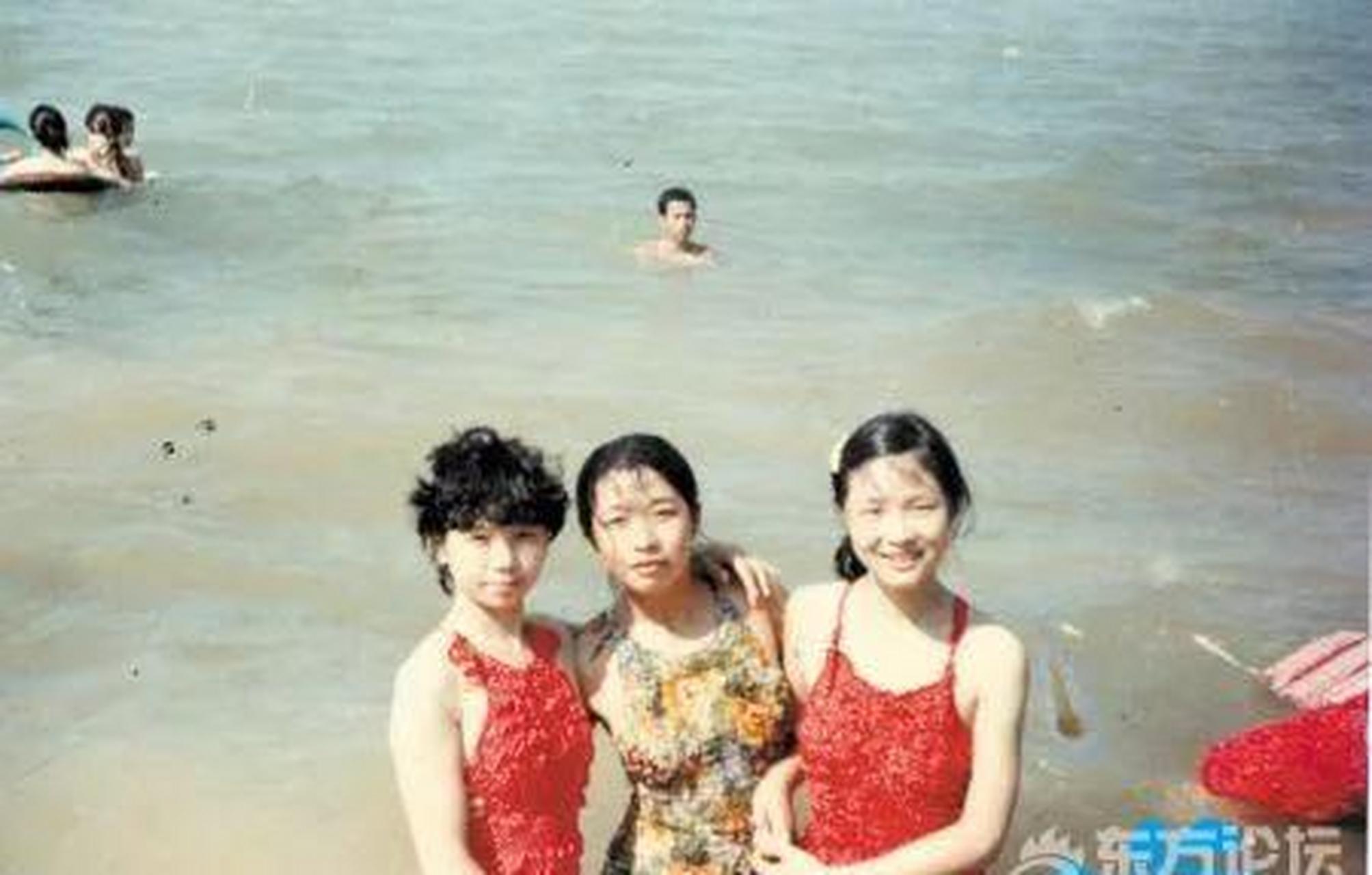 领动计划# 80年代前的沙滩泳装老照片:中国姑娘略显保守