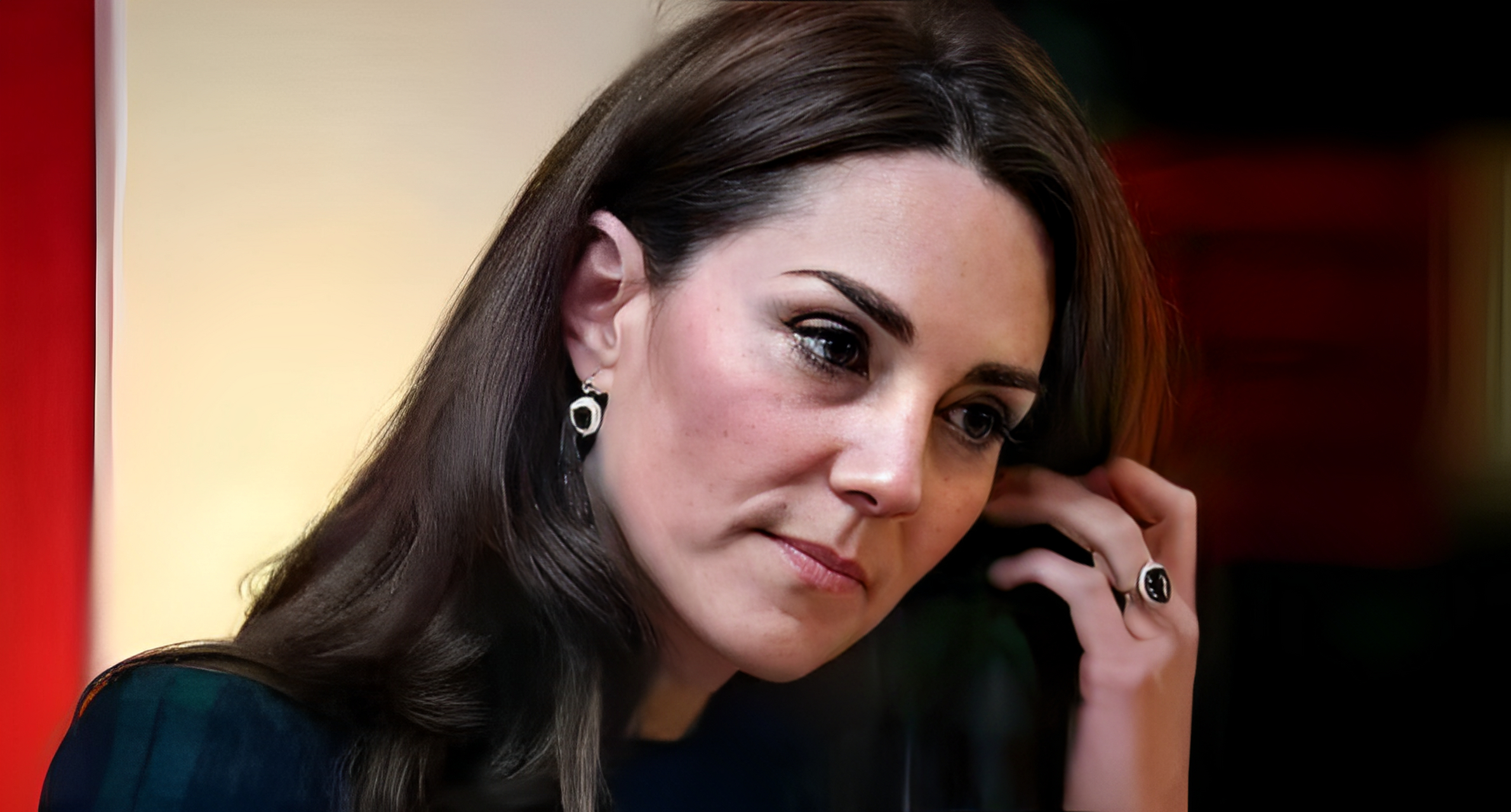 在卡米拉王妃75岁生日那天,她曾请凯特王妃帮忙打扫房子,甚至修剪