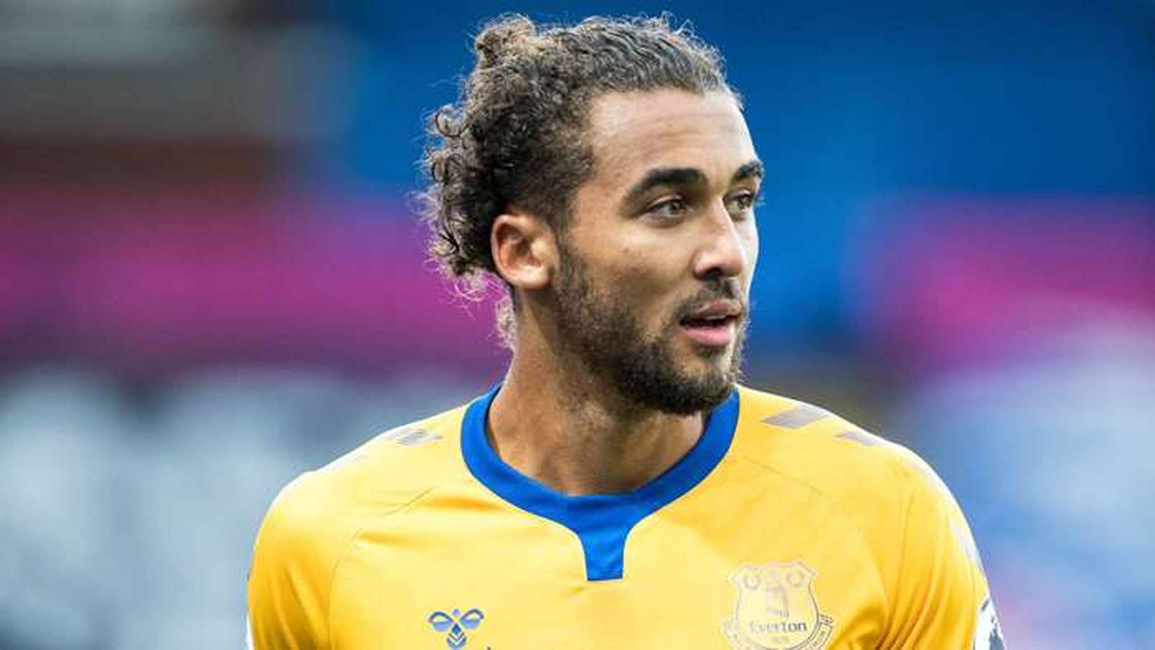 卡尔维特引起了曼联的兴趣,有报道称他的身价高达8000万英镑.