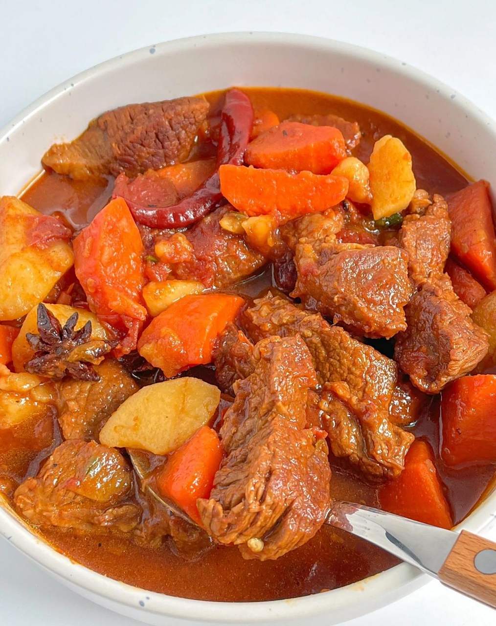 准备材料: 番茄,牛腩,土豆,胡萝卜 做法: 1牛肉洗净切块,冷水下锅,葱