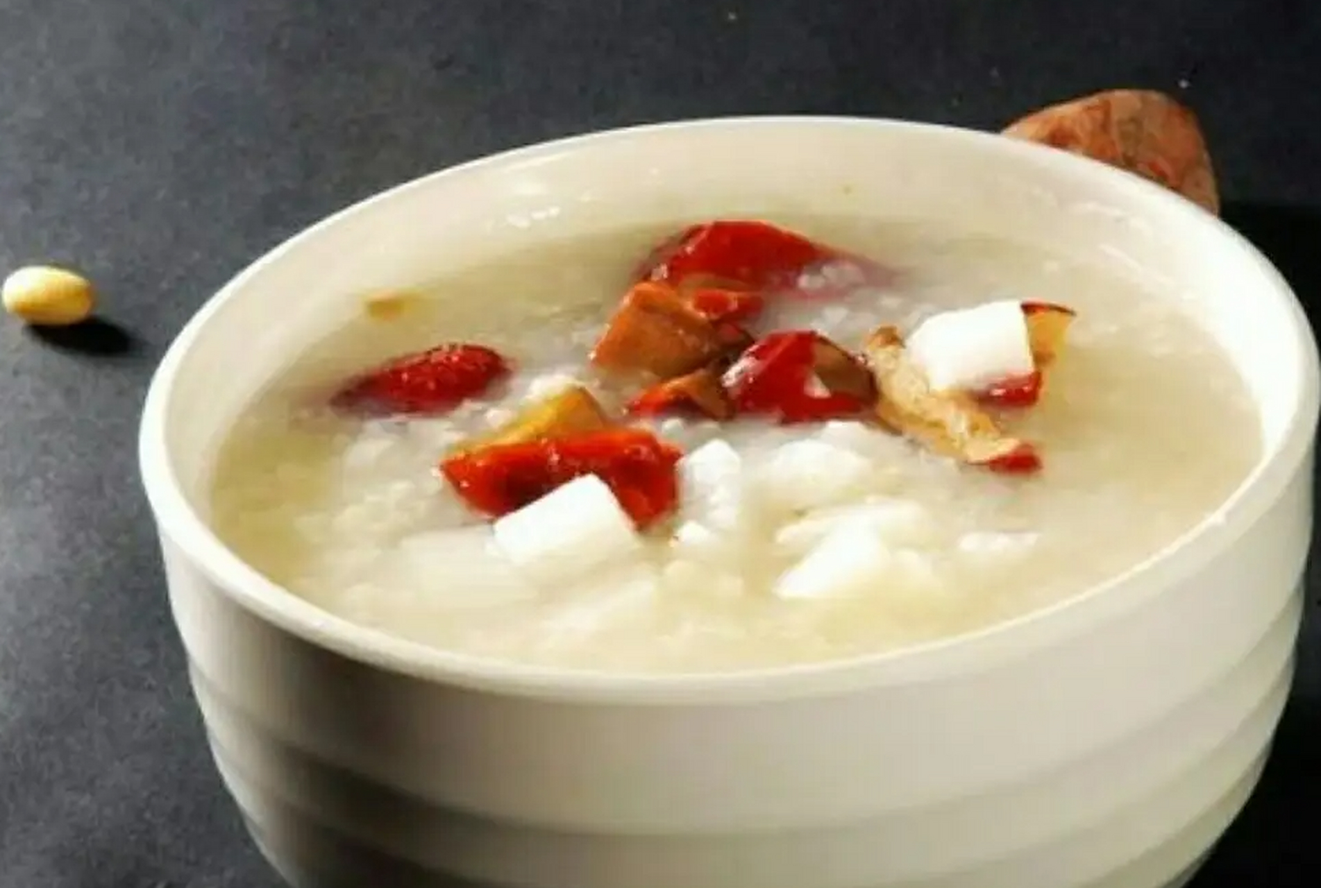 红枣山药粥最适合老人和孩子们食用了,因为他们的消化系统比较脆弱