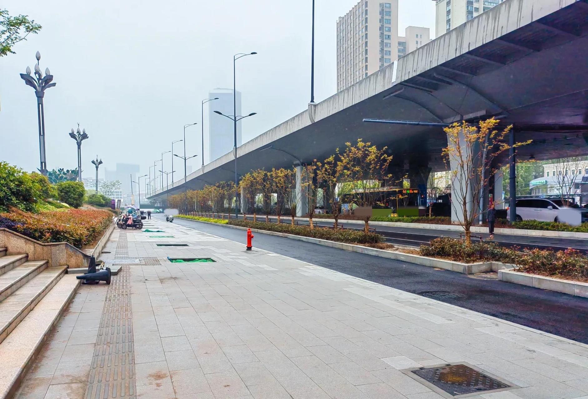 合肥金寨路高架在明珠广场这边的路边人行道地砖换成这种地砖了?