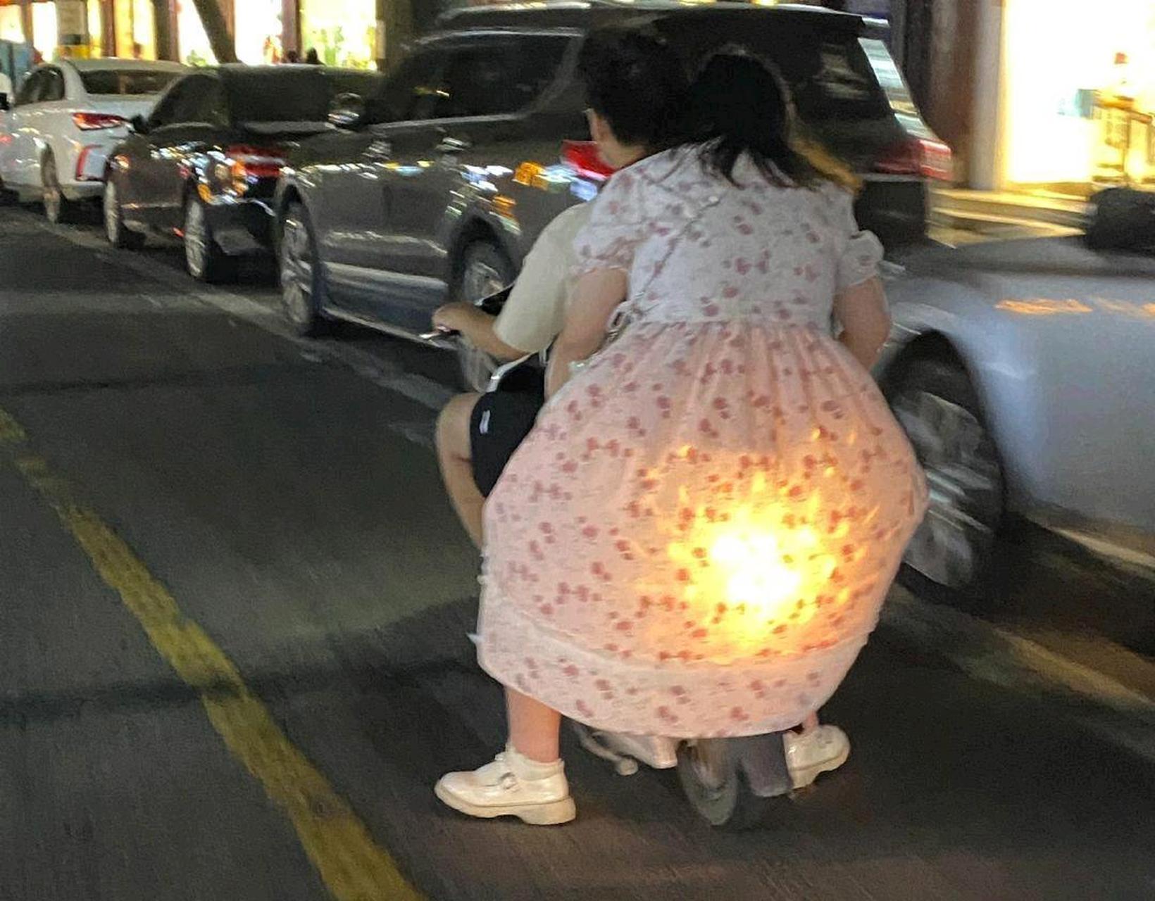 千万不要穿裙子骑电动车,大萤火虫……[左捂脸]