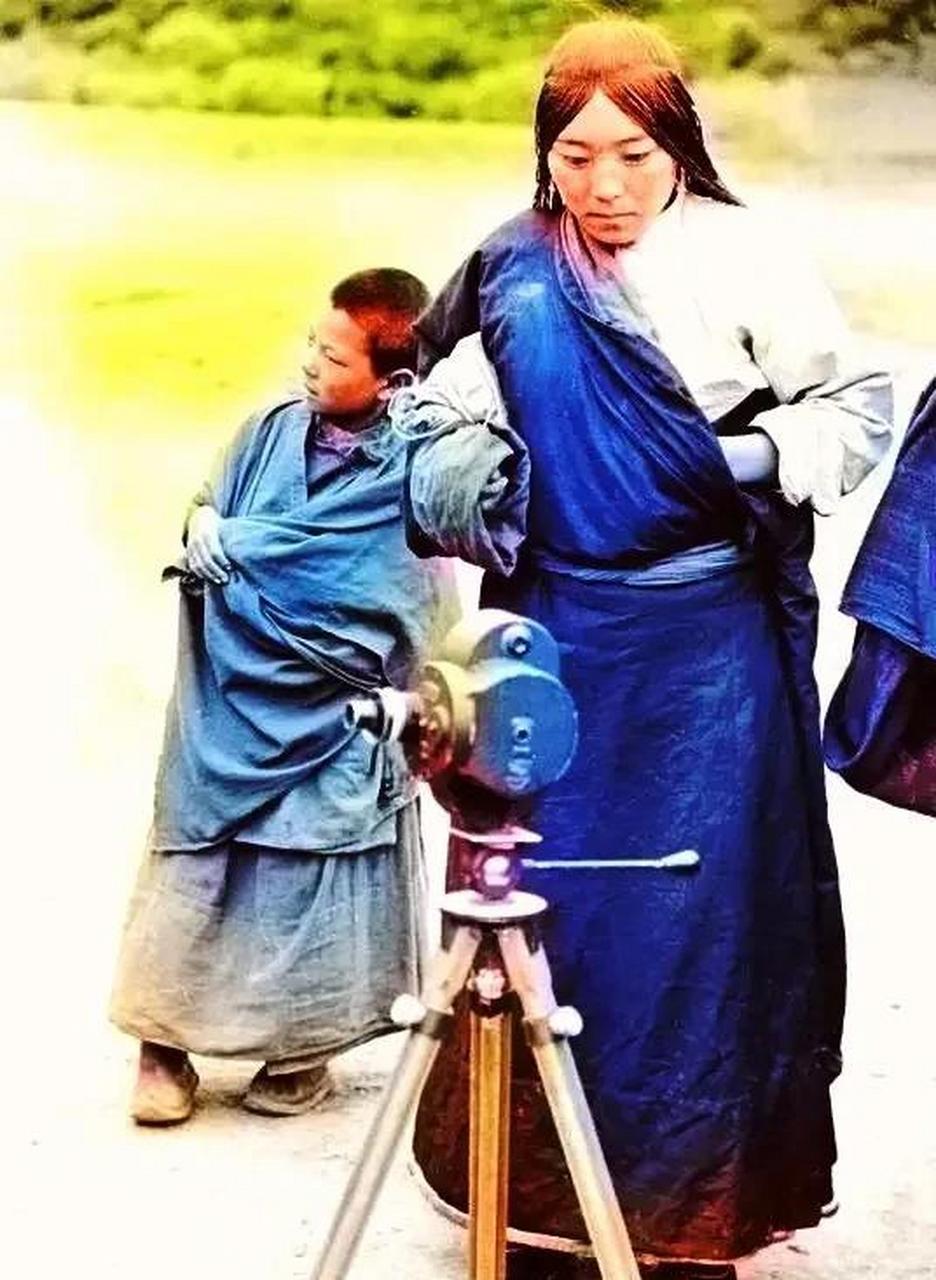 这是一张拍摄于1937年老照片,地点是在甘肃夏河县.