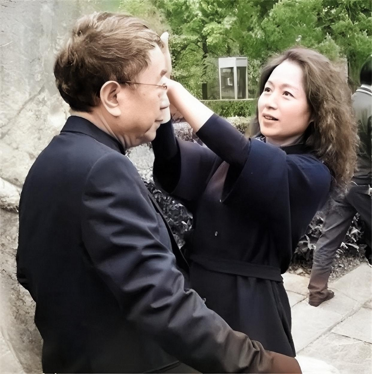 16岁时,余秋雨爱上了黄梅歌的女儿女神·马兰,后者比他大16岁.