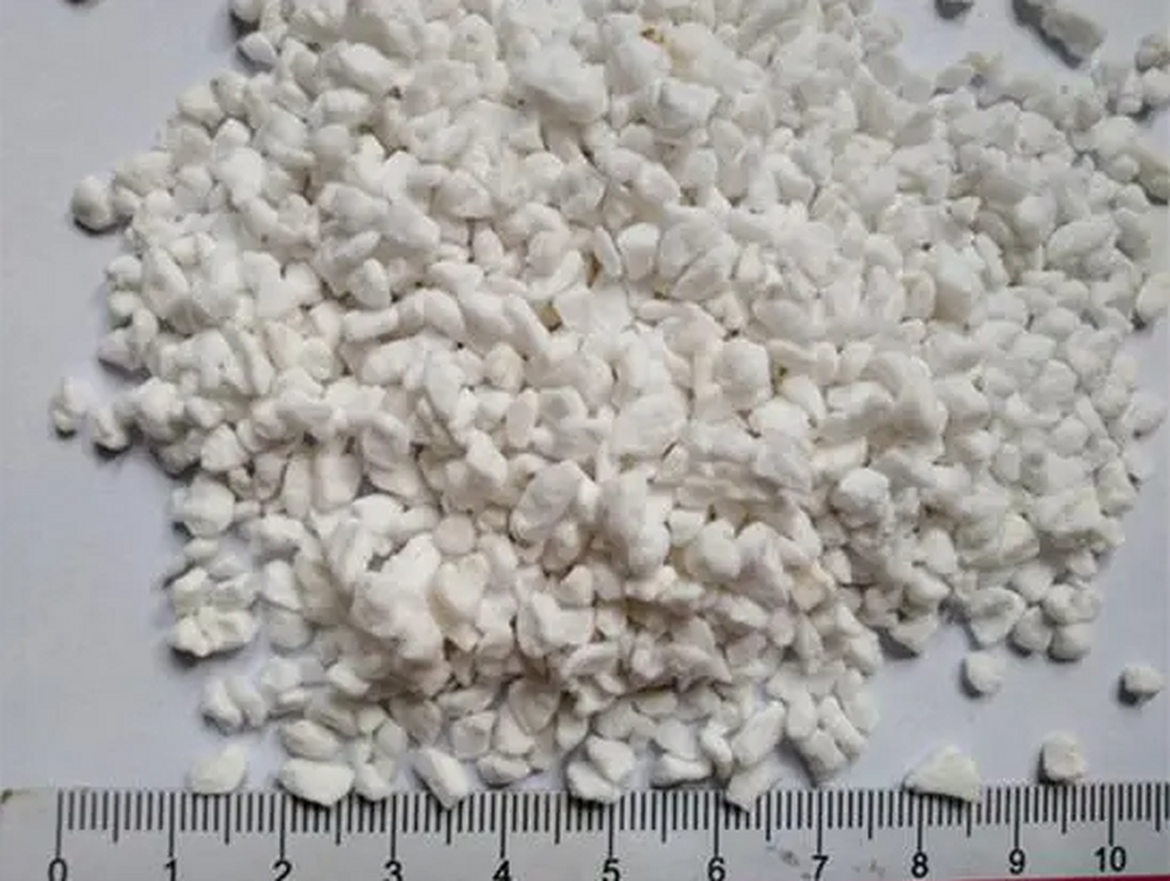 建筑用珍珠岩是一种轻质,隔音,隔热和吸水的材料,常用于建筑和道路