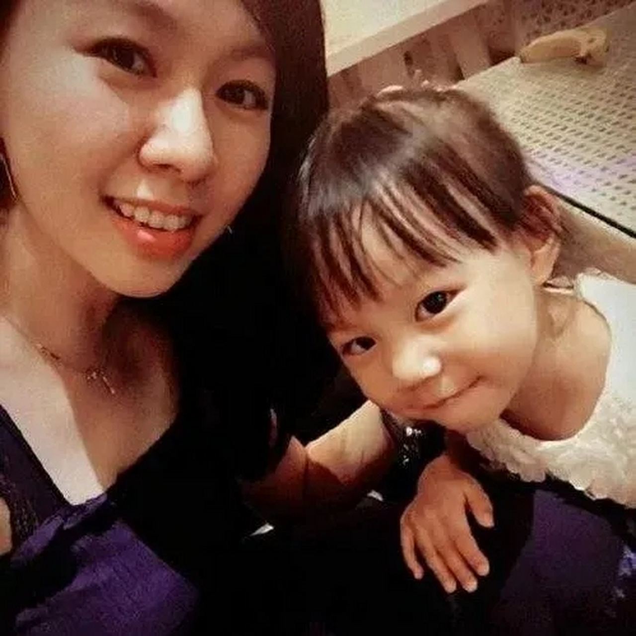 儿时女神踢人以停下拍照现在依旧,叔卓依婷是高颜值女神,年过40状态