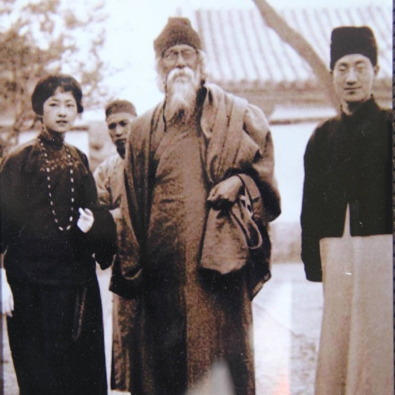 1924年,民国才女林微因,与泰国诗人泰戈尔的珍贵合影.