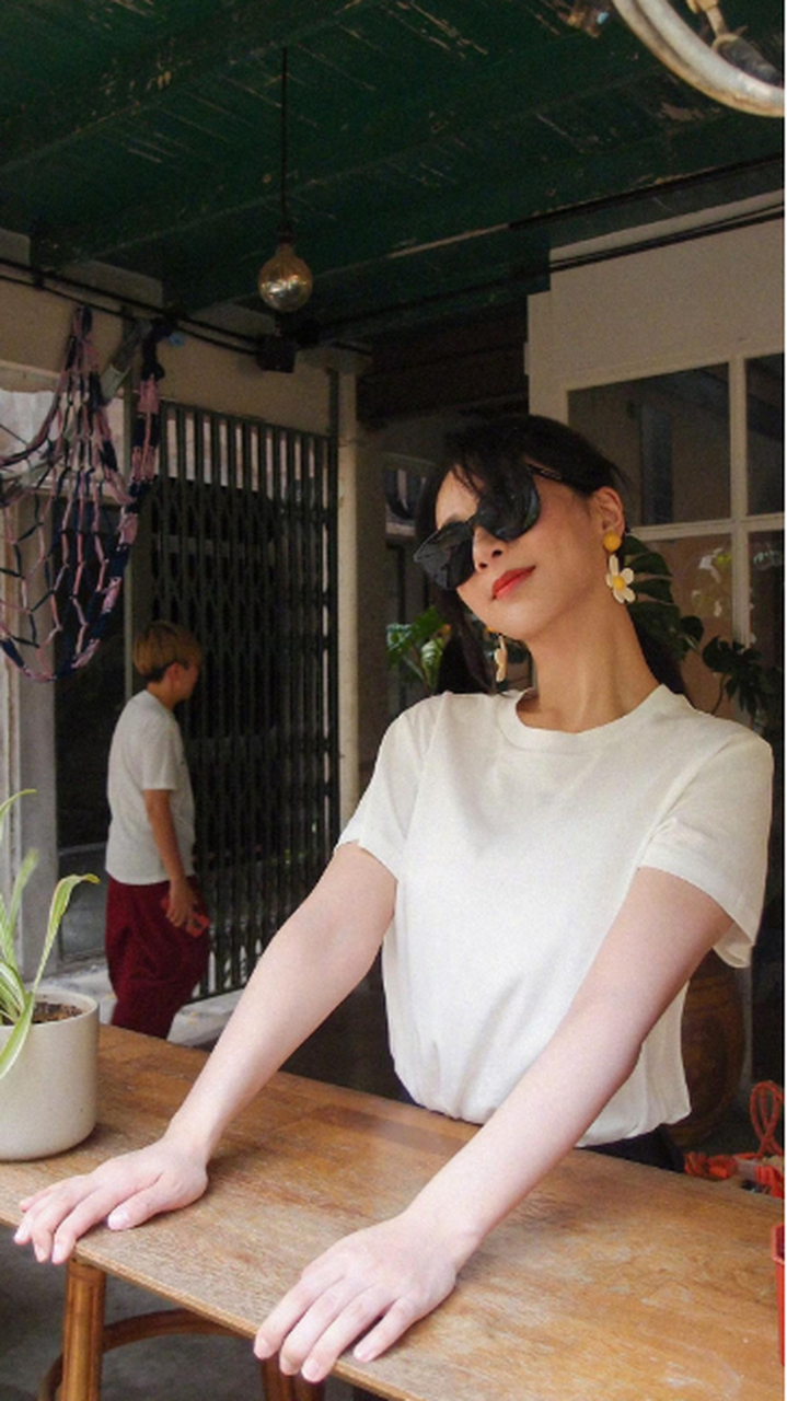 杨紫白t墨镜街头随拍#  好美