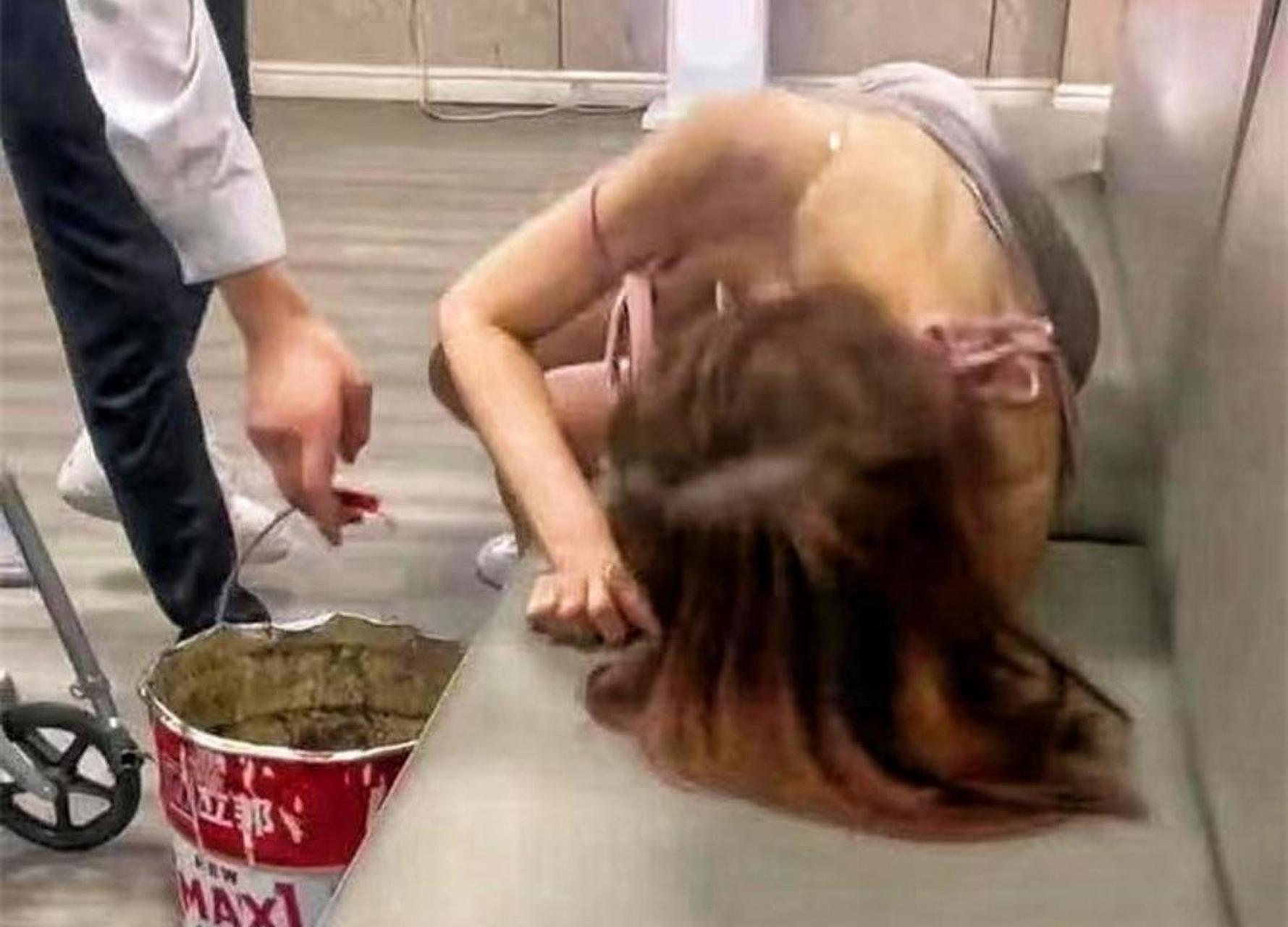 女孩子要自爱,喝醉了可能会丑态百出哦;[左捂脸]