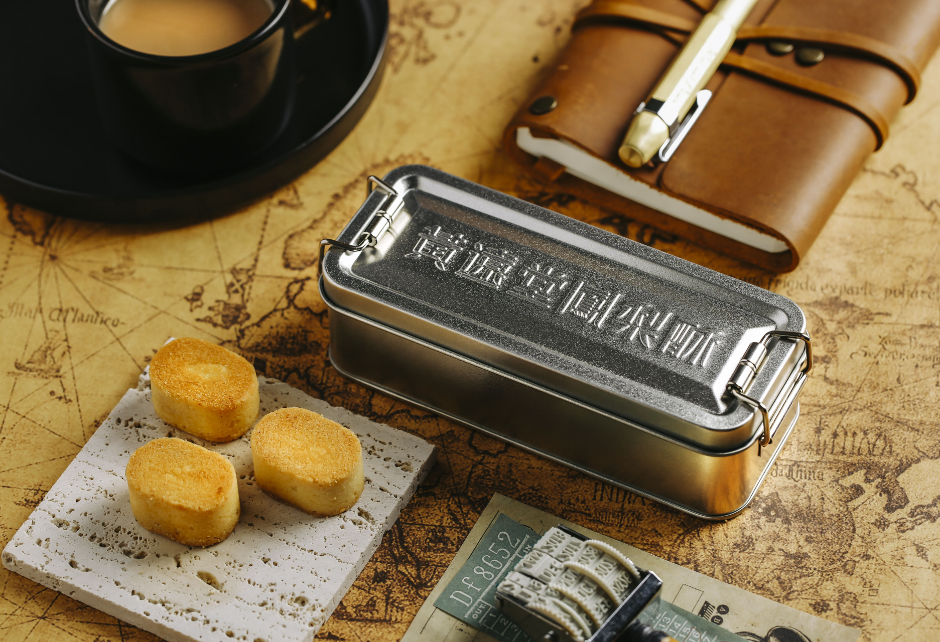 黄远堂原味凤梨酥 这款源自厦门的特产小吃,吃起来口感地道,入口外皮