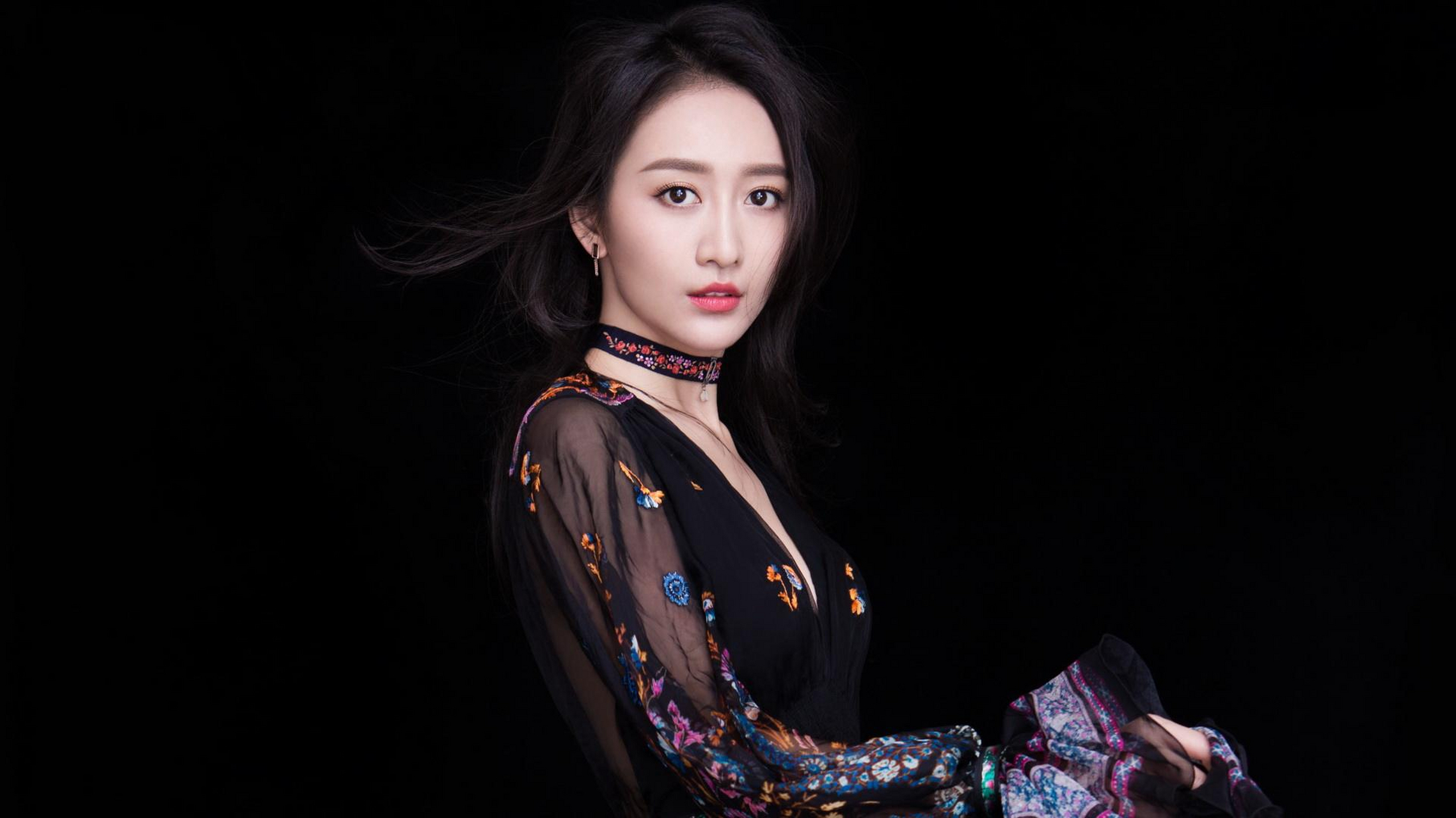 【知名娱记曝王鸥男友何九华出轨】 近日何九华被拍到与一名长腿美女