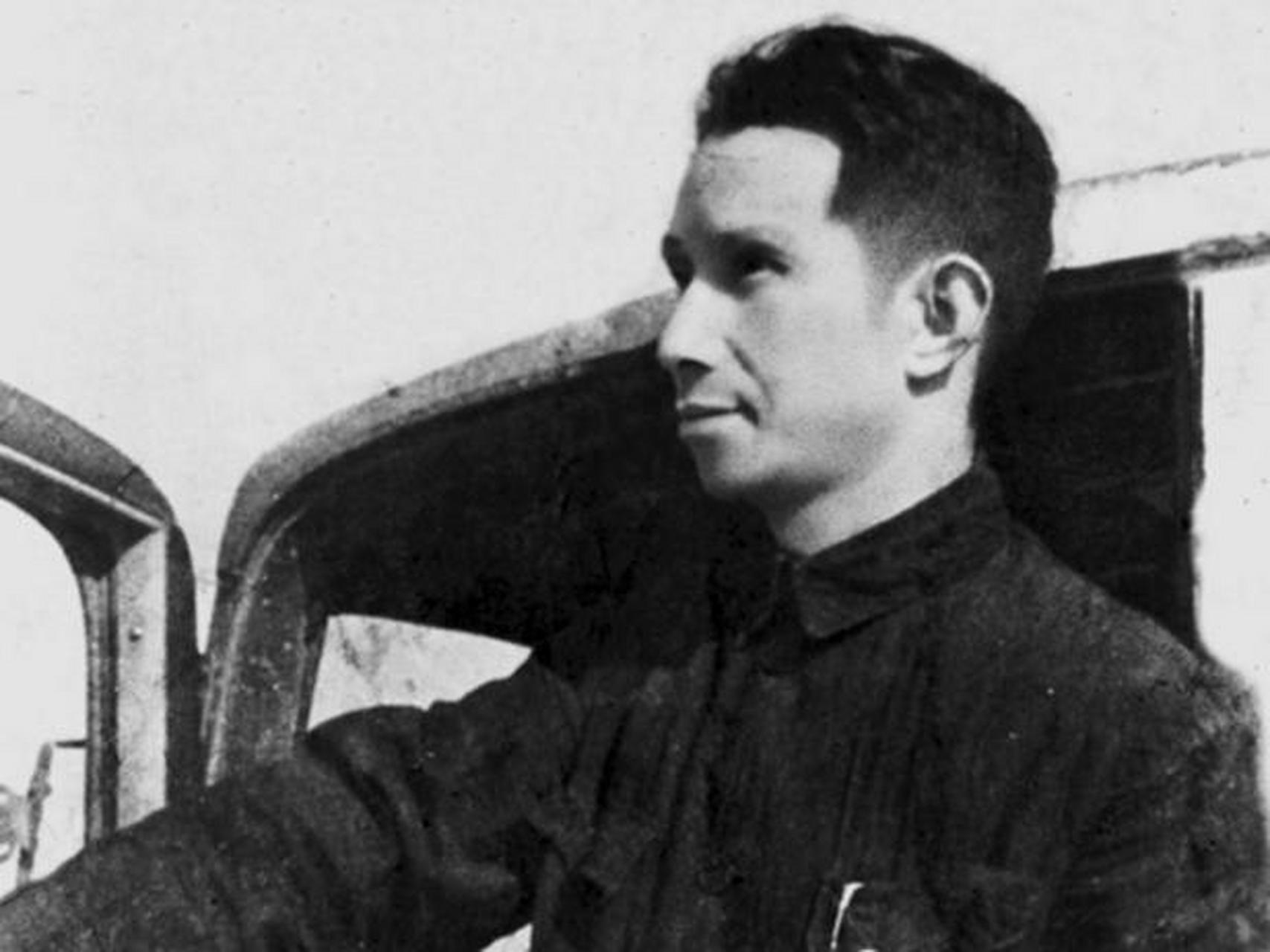 解放战争初期,39岁的粟裕将军的照片,照片上的他面容沉稳,眉眼深邃