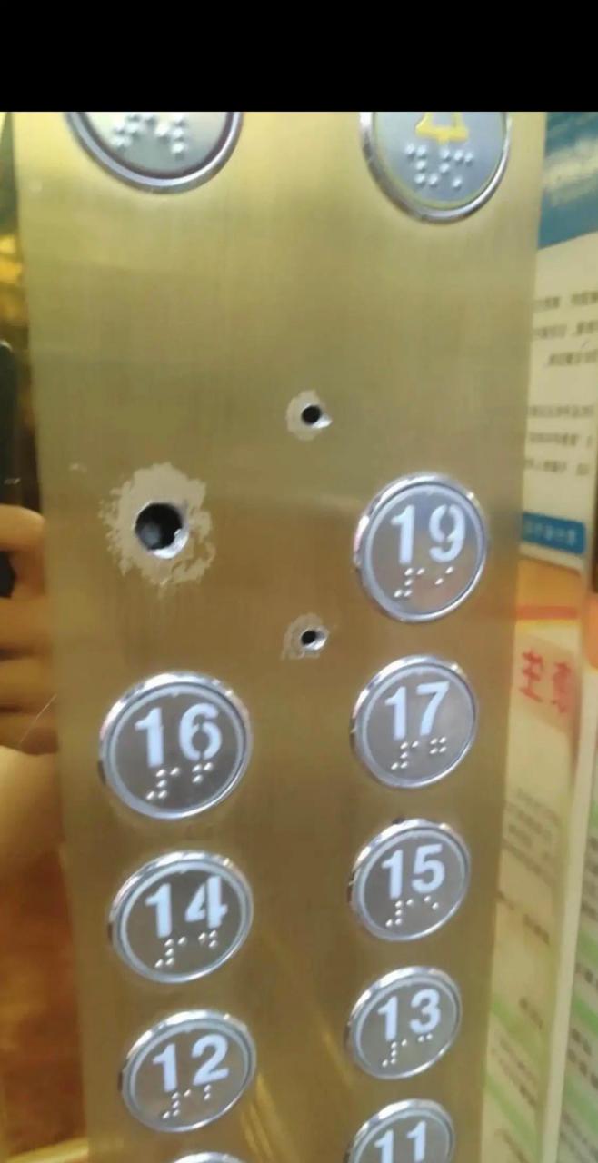 网友:出差住酒店,电梯十八楼按钮被扣掉了,十八楼每个房间都贴着这种