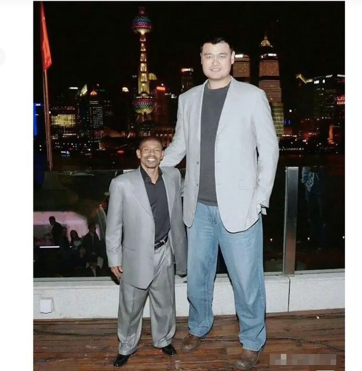 看着这张照片,似乎博格斯与姚明的差距就像是少了一座东方明珠.