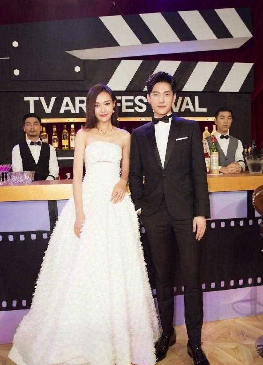 唐嫣和杨洋携手同台惊艳全场,糖糖一身白色礼服高贵典雅,杨洋则西装