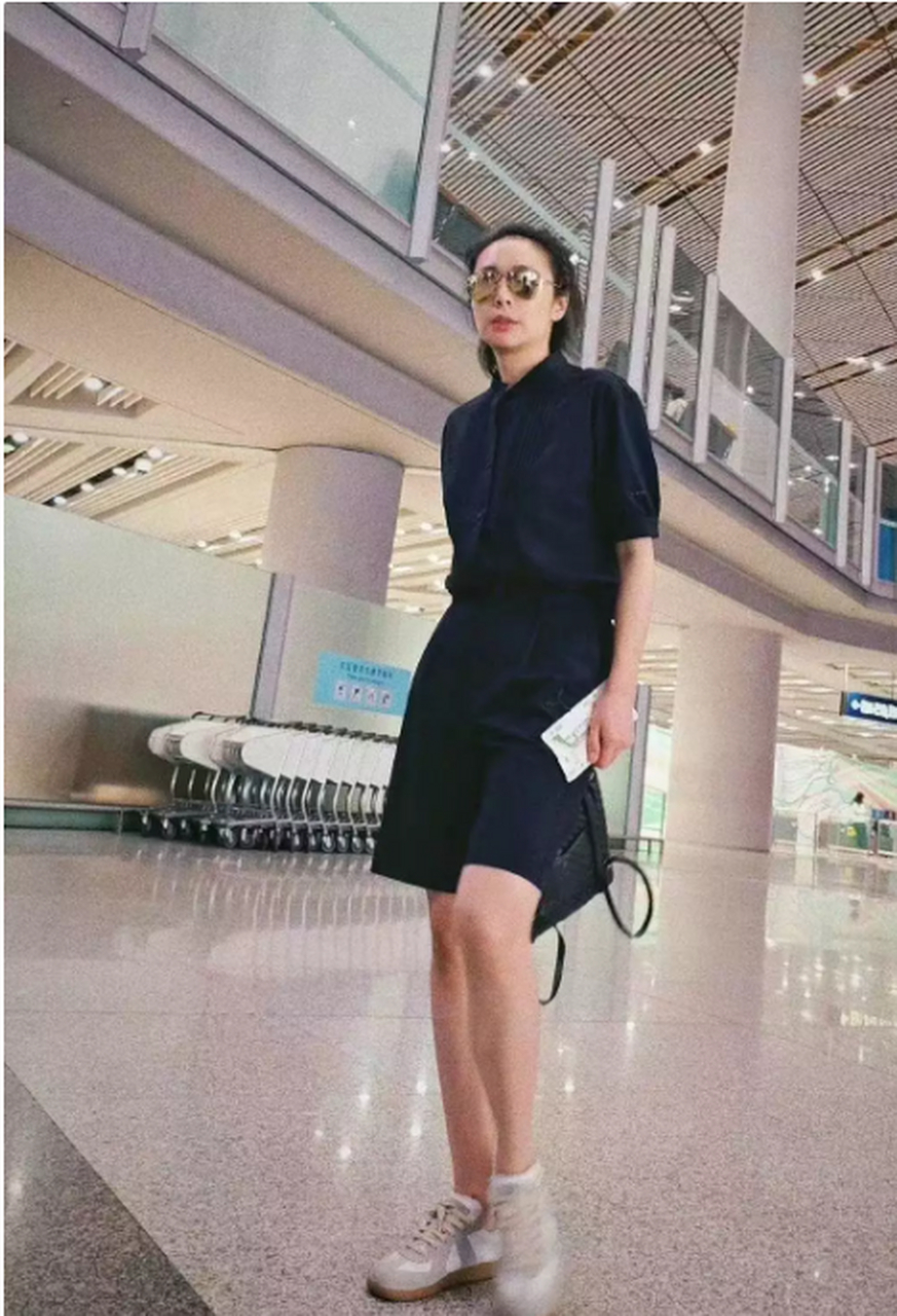 "大嫂"高叶出发戛纳,穿得好像平时逛街,妆都不化只剩半条眉毛