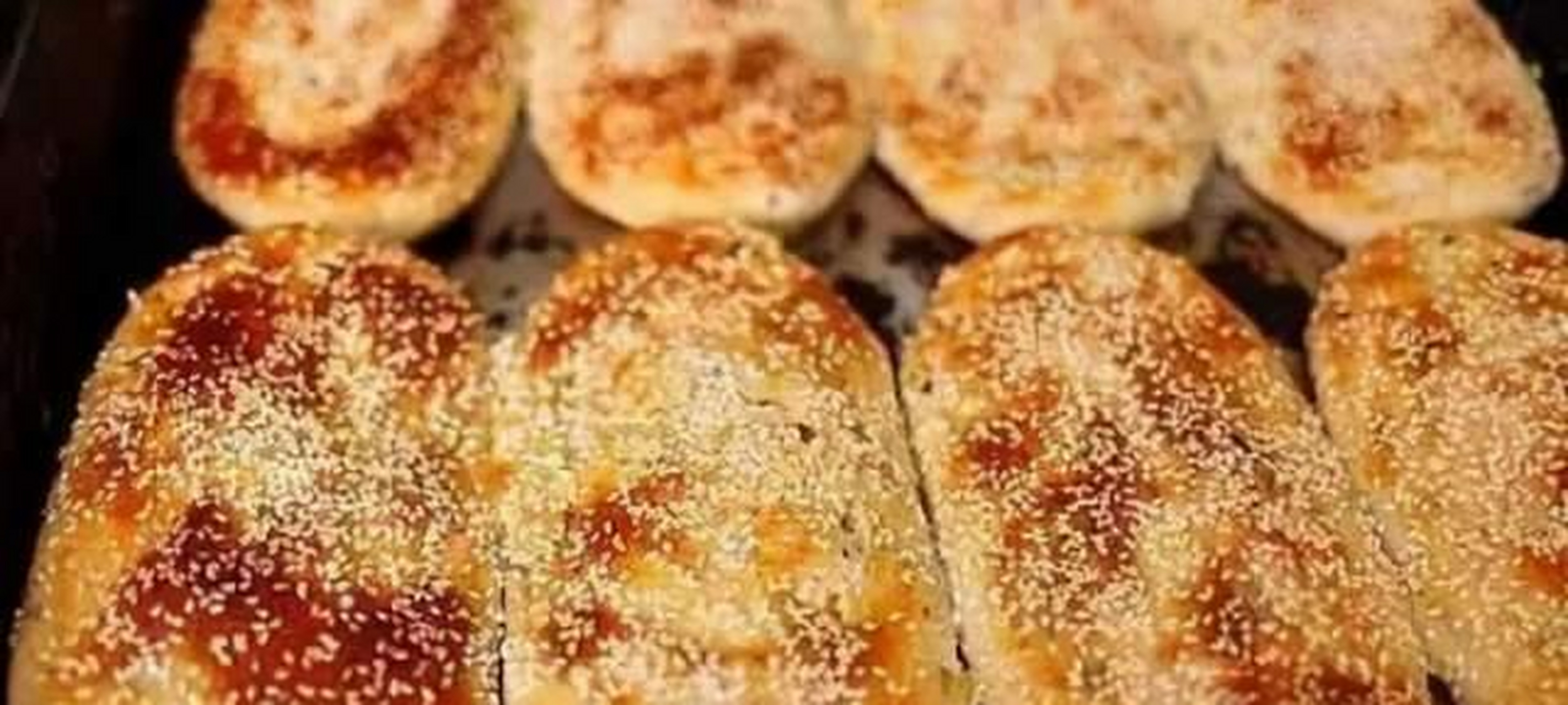 马蹄烧饼是济南的传统名吃,马蹄烧饼是用面粉,植物油,芝麻为主要原料