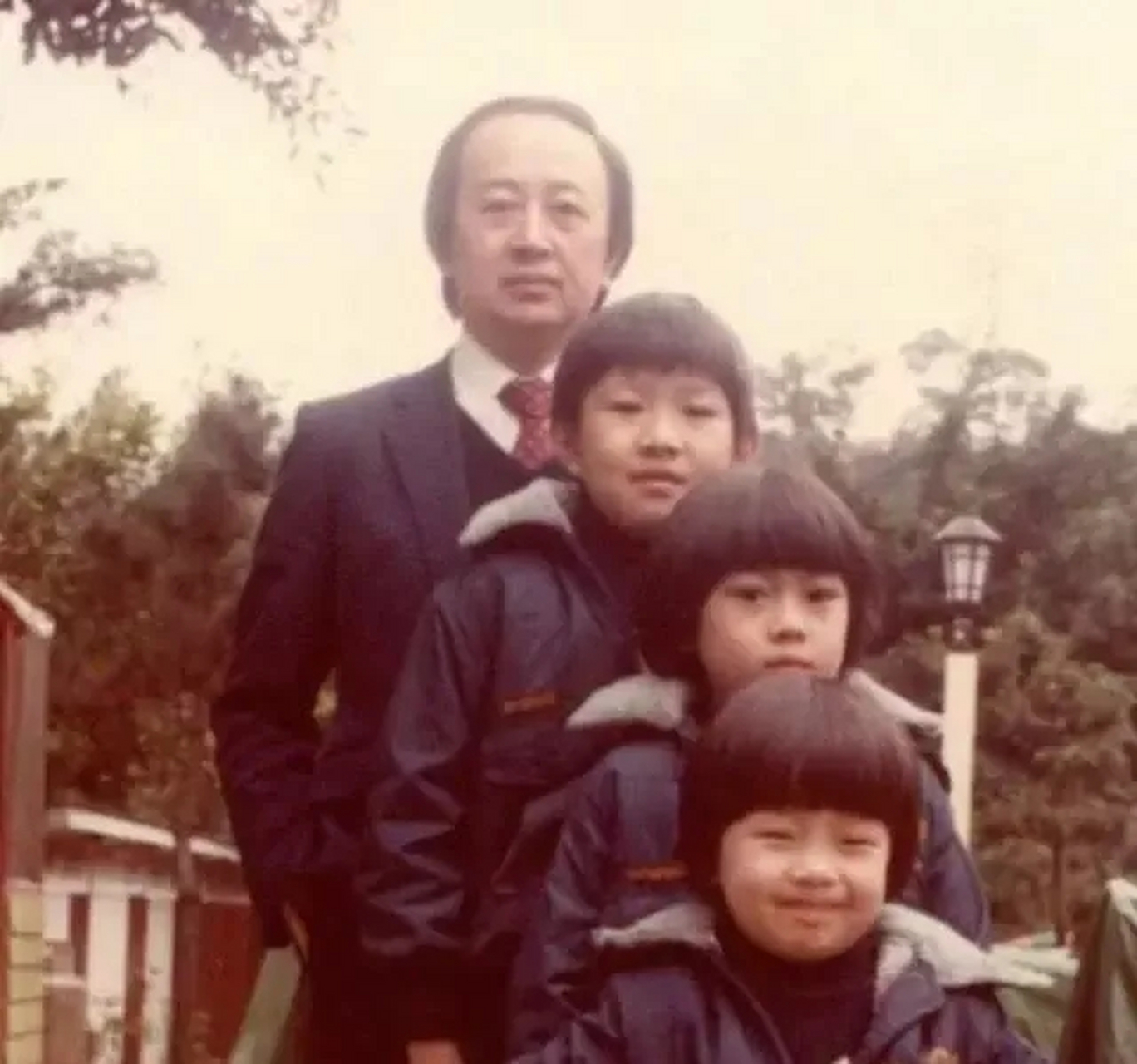 林志颖的家庭关系挺复杂的,兄弟姐妹一共六个.