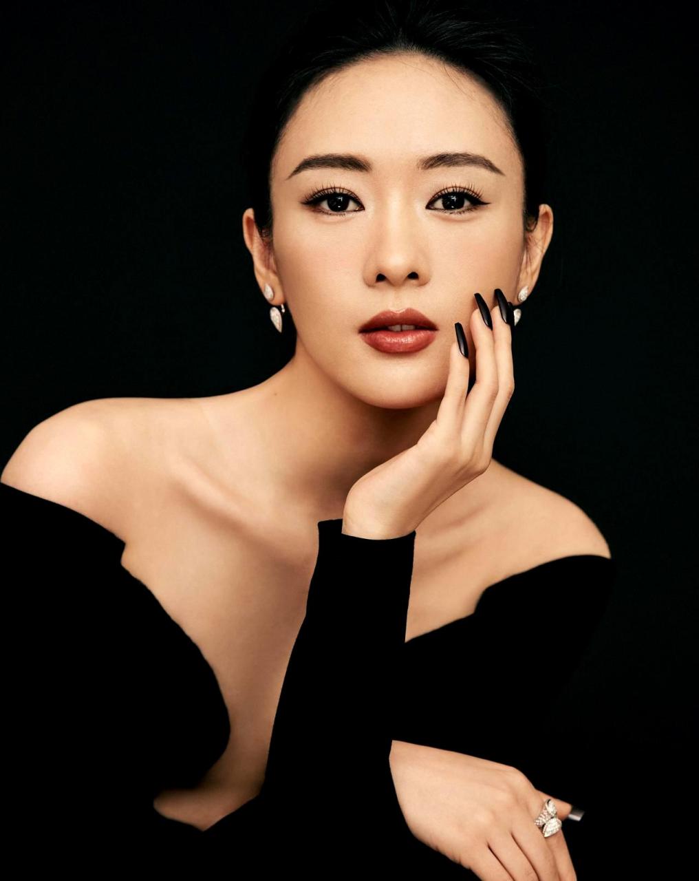 童瑶出席了《剧耀东方·2023电视剧品质盛典》,她身穿一袭黑色包裹裙