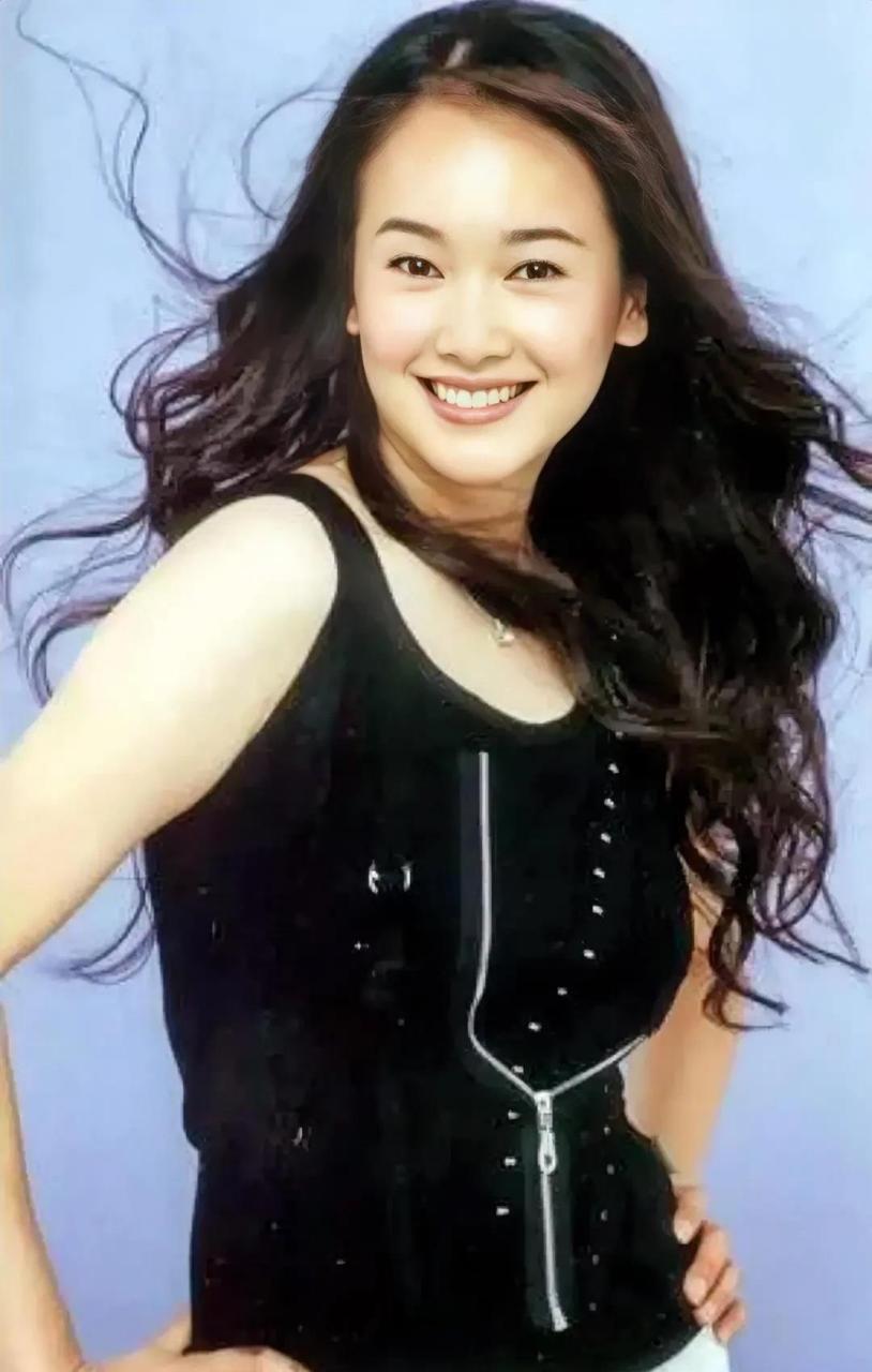 这是左小青早期的照片,颜值一点也不输章子怡,发现她从来不化浓妆
