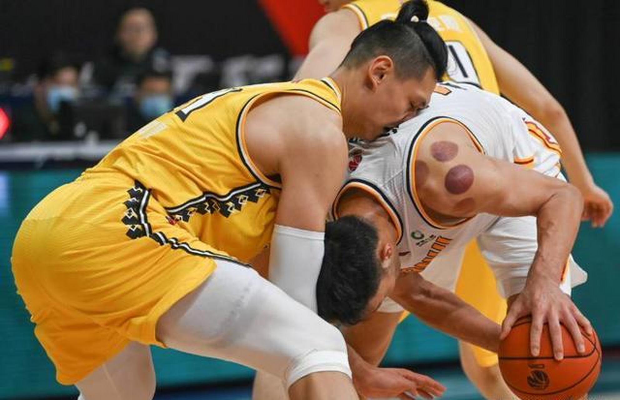 许钟豪再现伤人绝技,虽然官方禁赛罚款,但粉丝并不买账