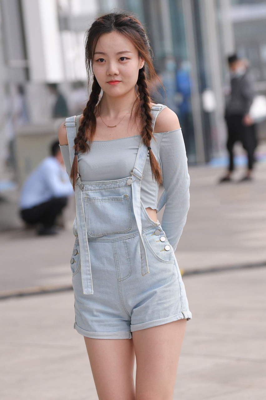 萌萌的热裤女生