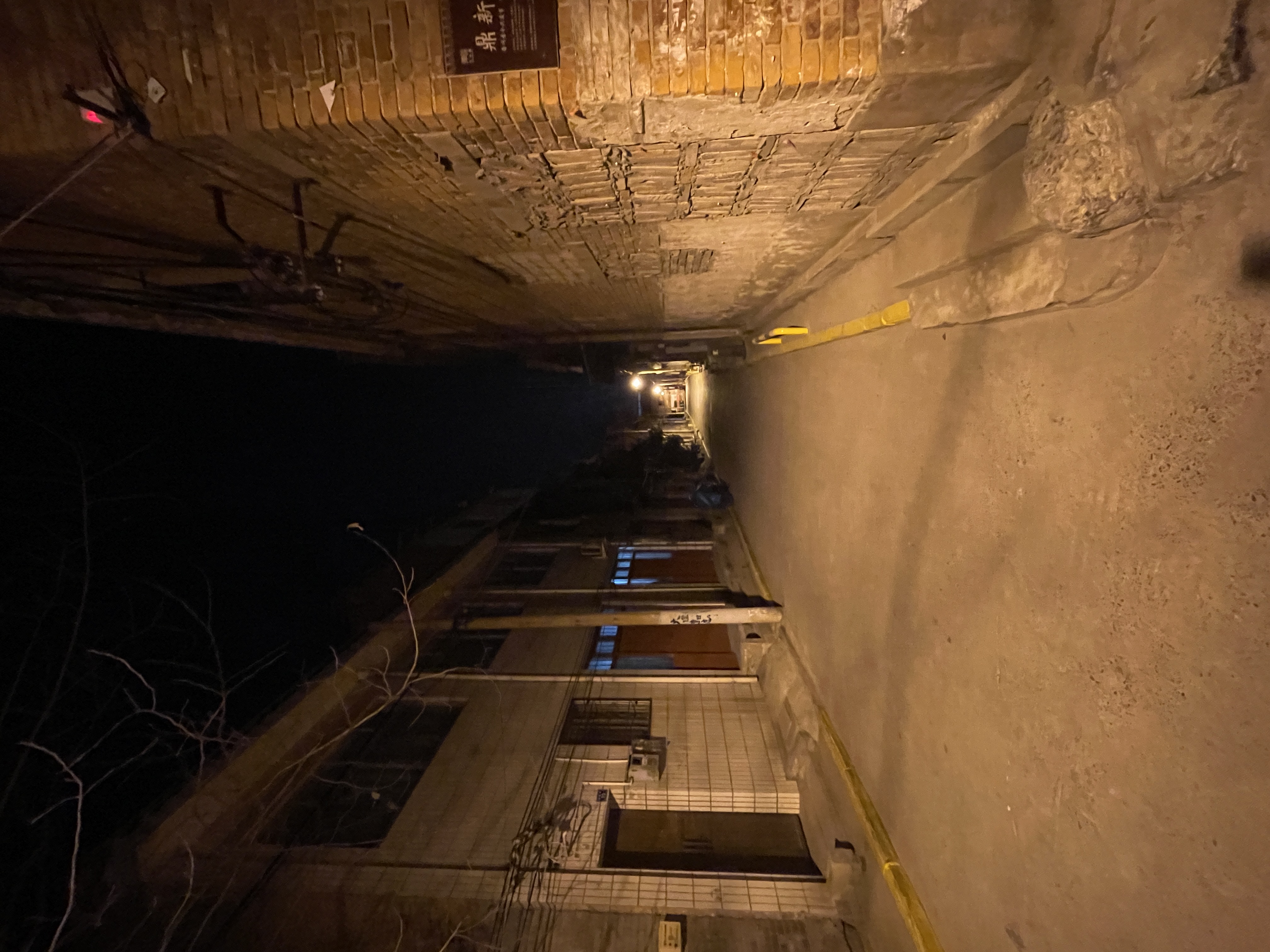 夜晚,走在洛阳老城的街道上,昏暗的灯光下,看到了这条街不一样的景色