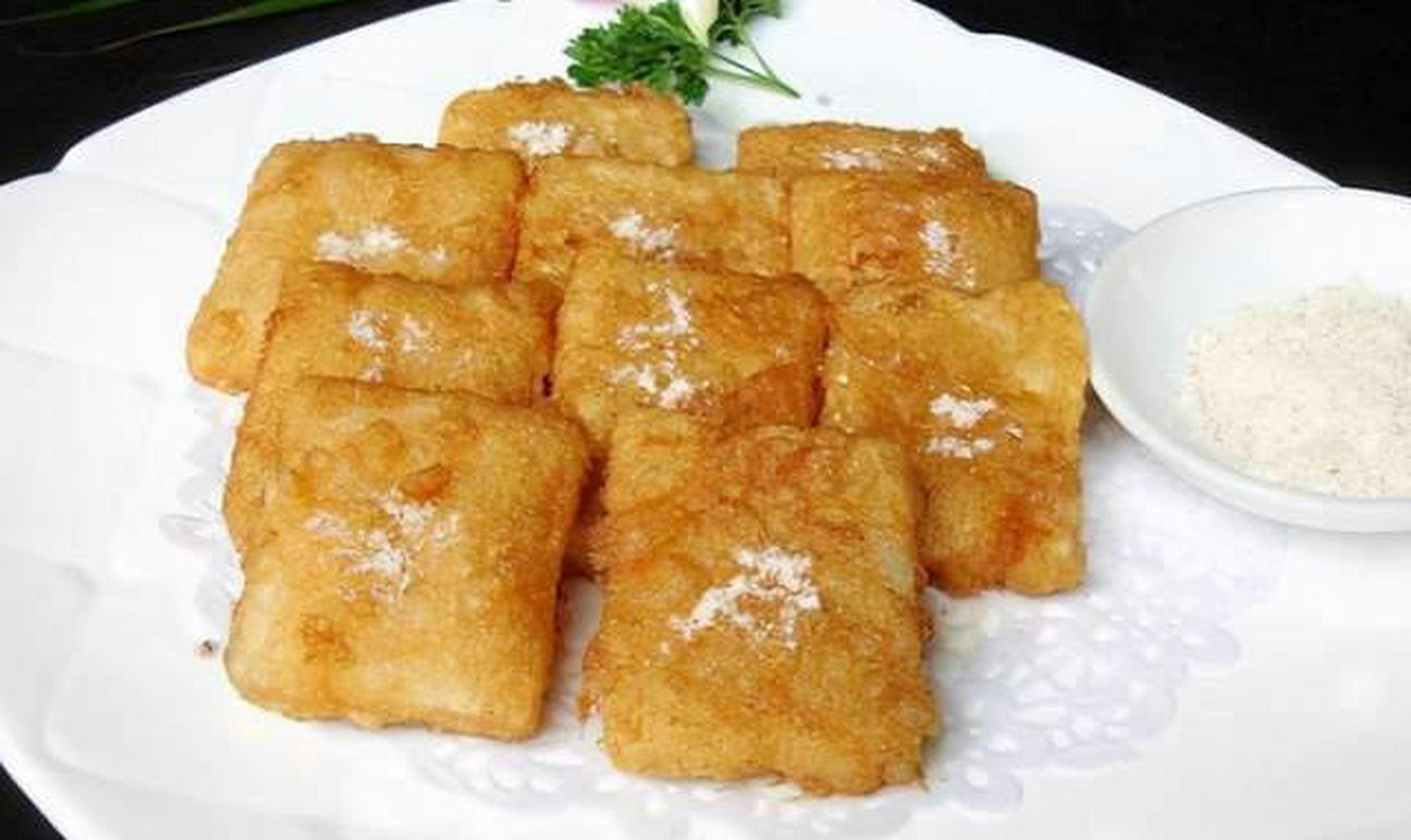 糍粑块是潜江地方特色小吃,以糯米入热水中浸泡半小时,旺火蒸熟后 ,趁