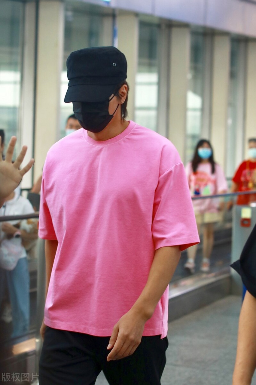今天言承旭现身北京机场,他穿了一款粉色t恤,看上去非常有型,像个帅气