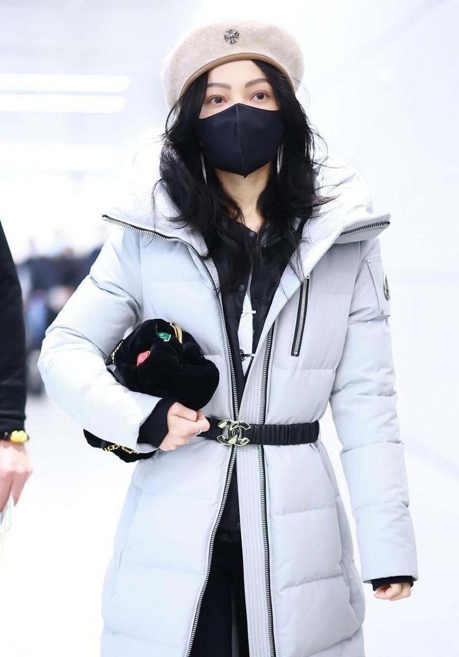 张韶涵机场街拍 蓝色收腰长款羽绒服 贝雷帽 骑士靴温柔优雅