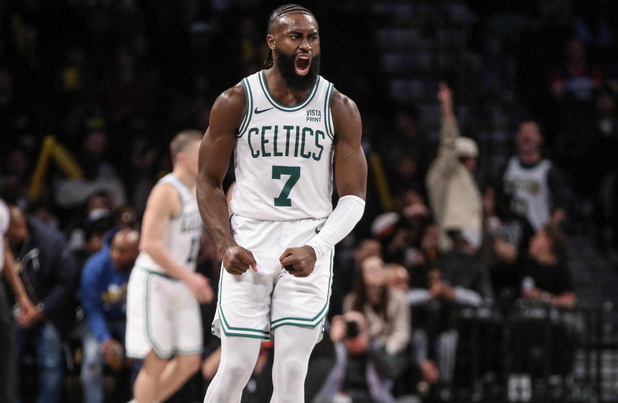 杰伦-布朗狂轰26分助凯尔特人险胜雄鹿  在今日一场激烈的nba常规赛中