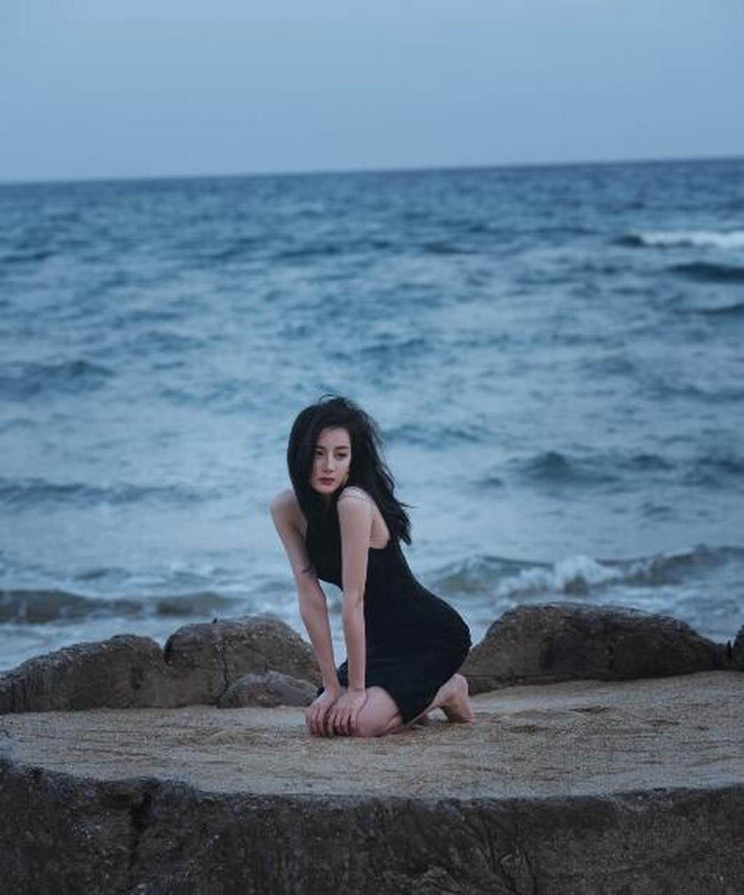 迪丽热巴,黑连衣裙显身材,回眸露背很性感.