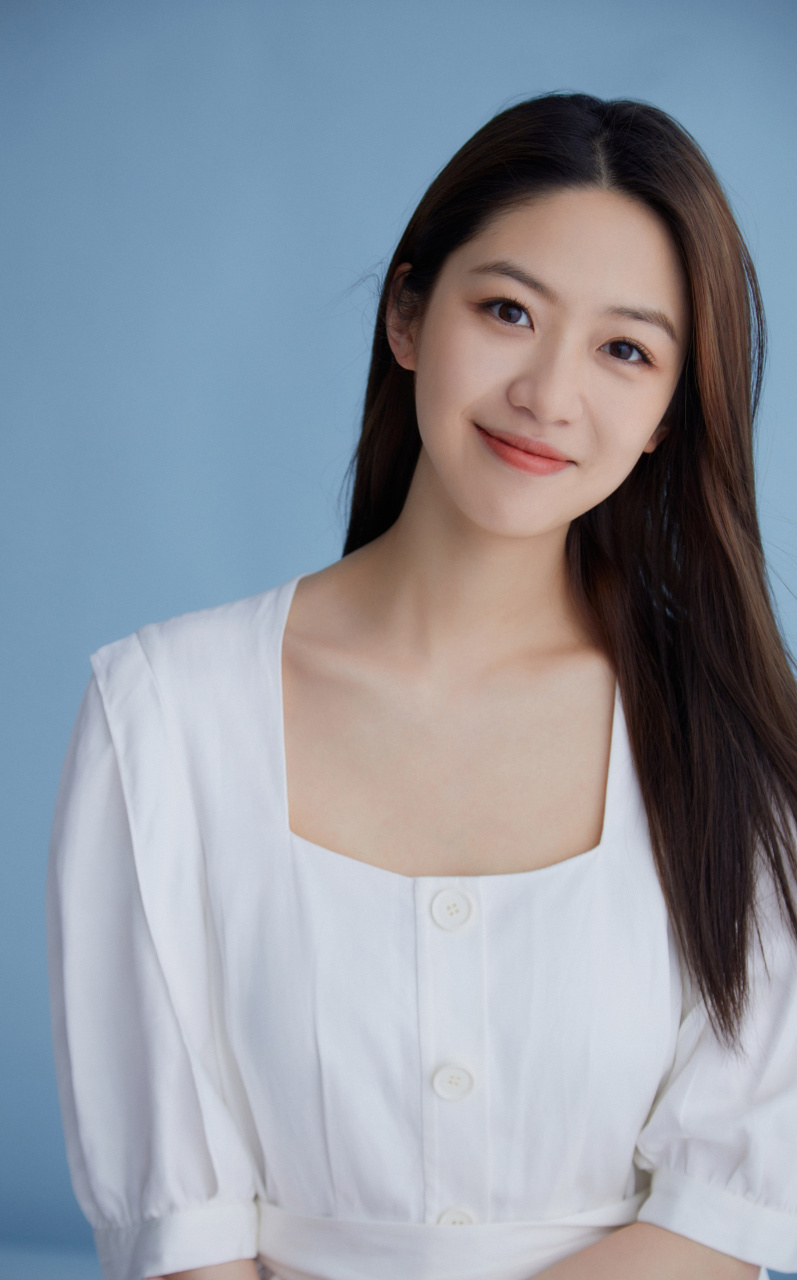 向涵之 春风过江南赠予一片夏, 秋风过梧桐黄了一片秋, 我总喜欢把