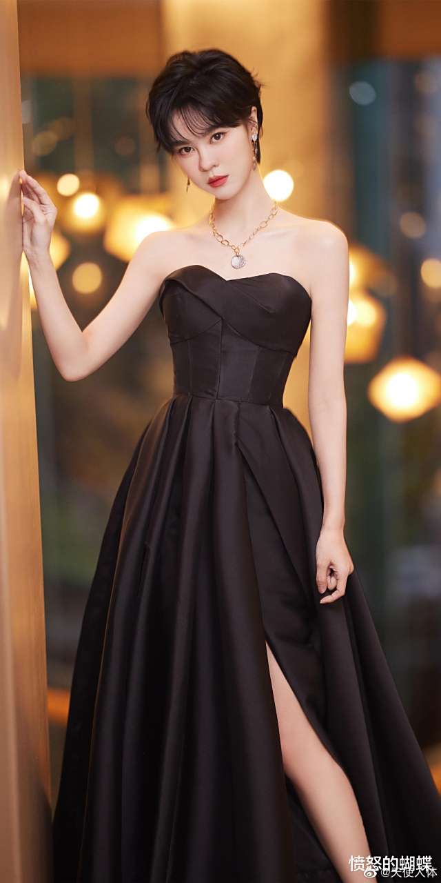 郁可唯:红唇短发黑裙