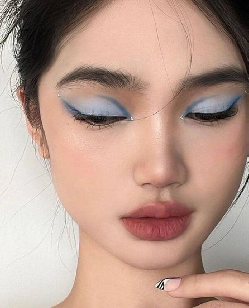 如果你想要给自己的妆容带来一些不一样的感觉,那么蓝色眼影绝对室换